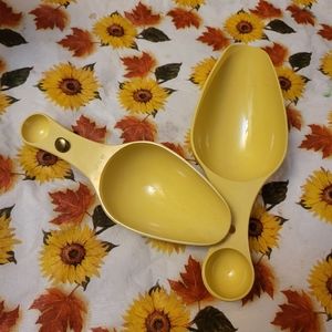 Vtg Ecko Kitchen Yellow Measure Duo 1Tsp/.5Cup & 1Tbsp/1Cup~Nest via Metal Pin
